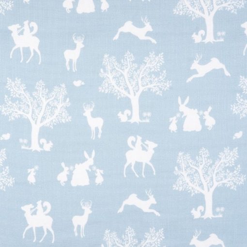 Tkanina „Zaczarowany las” w kolorze białym na niebieskim tle