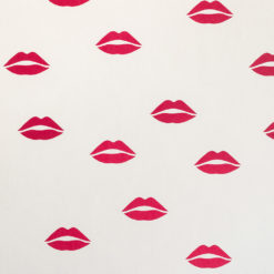 Tapeta Barneby Gates „Kiss” czerwone usta w kolorze kremowym