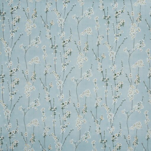 Tkanina Prestigious Textiles Grand Botanical 8686/047 Almond Blossom Porcelain niebieska białe kwiaty