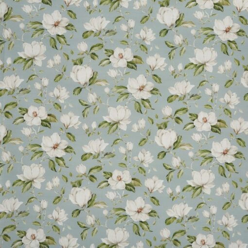 Tkanina Prestigious Textiles Grand Botanical 8693/047 Magnolia Porcelain błękitna w  białe kwiaty