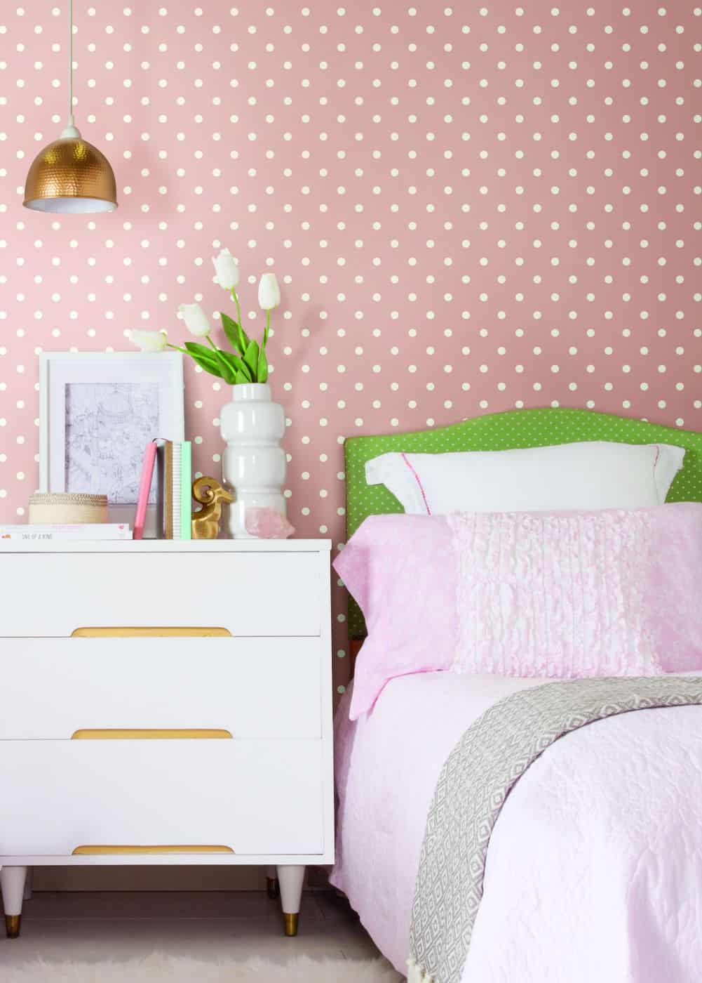 sypialnia różowa tapeta w grochy tapeta york magnolia