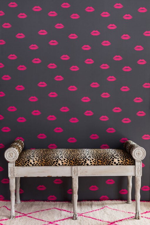 Tapeta Barneby Gates „Kiss” czerwone usta w kolorze grafitowym