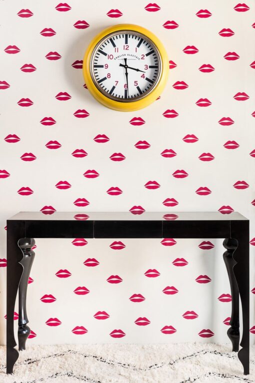 Tapeta Barneby Gates „Kiss” czerwone usta w kolorze kremowym
