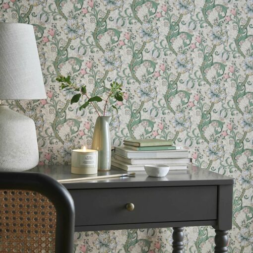 salon kolorowa beżowaTapeta Clarke & Clarke William Morris Designs W0174/01 Golden Lily linen/blush ornament kwiaty