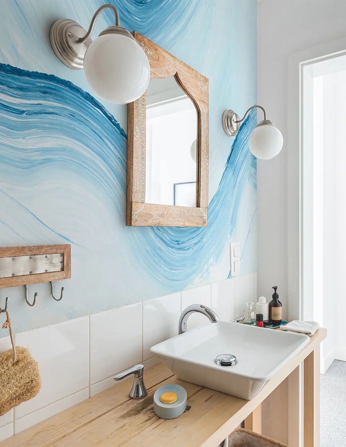 łazienka niebieska tapeta brush wave papermint